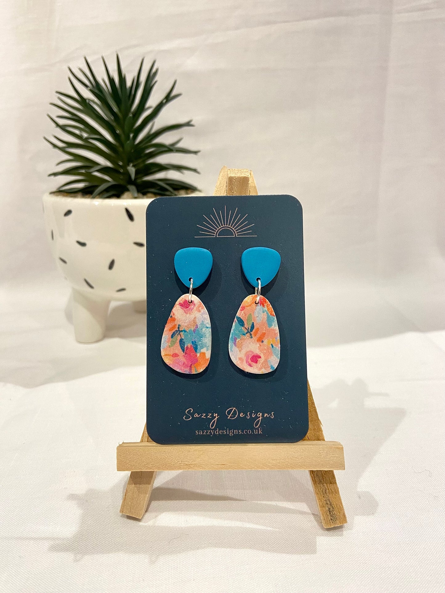 Flower pattern dangle earrings